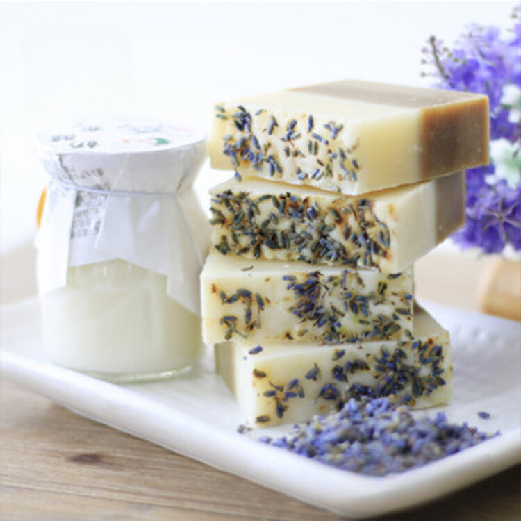 Jabón artesanal de lavanda y matcha a base de hierbas procesado en frío