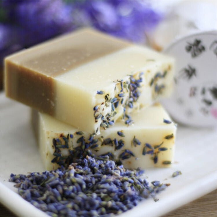 Jabón artesanal de lavanda y matcha a base de hierbas procesado en frío